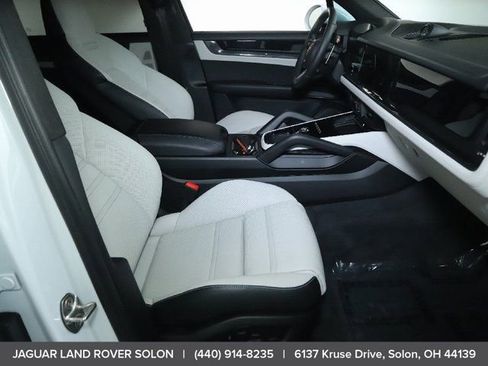 Used 2025 Porsche Cayenne GTS AWD/4WD image 32