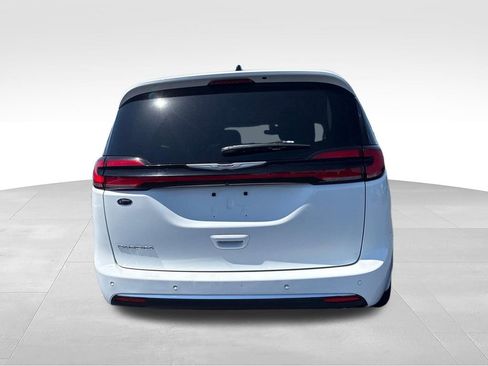 Used 2023 Chrysler Pacifica Touring-L FWD image 4