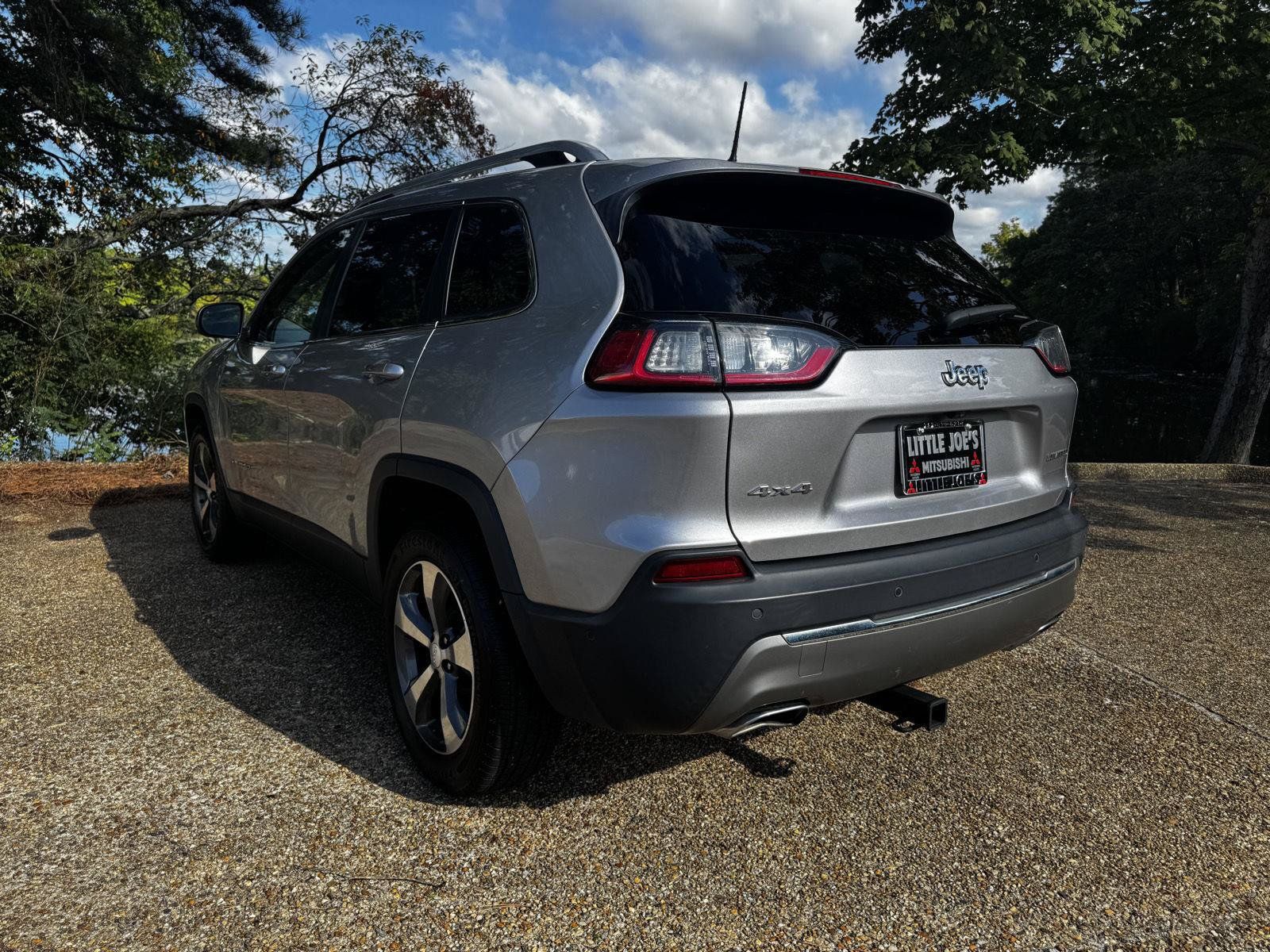 Used 2019 Jeep Cherokee Limited w/ Luxury Group AWD/4WD image 8