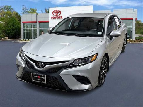 Certified 2020 Toyota Camry SE image 1