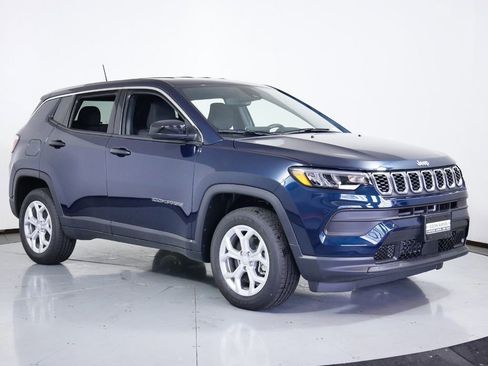 Used 2024 Jeep Compass Sport image 2
