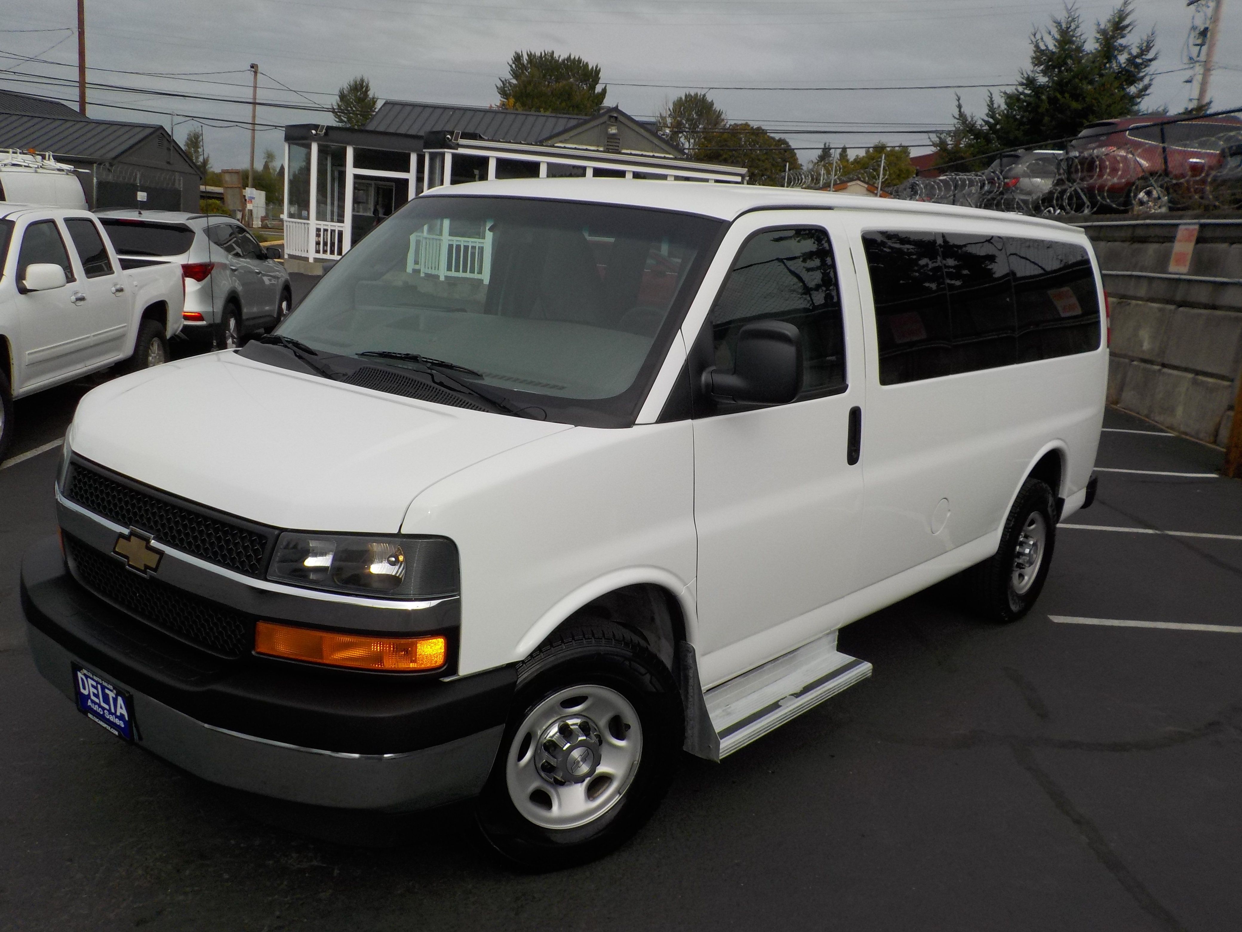 Used 2017 Chevrolet Express 3500 LT w/ LT Preferred Equipment Group RWD image 4