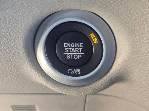 Used 2024 Chrysler Pacifica Touring-L FWD image 27