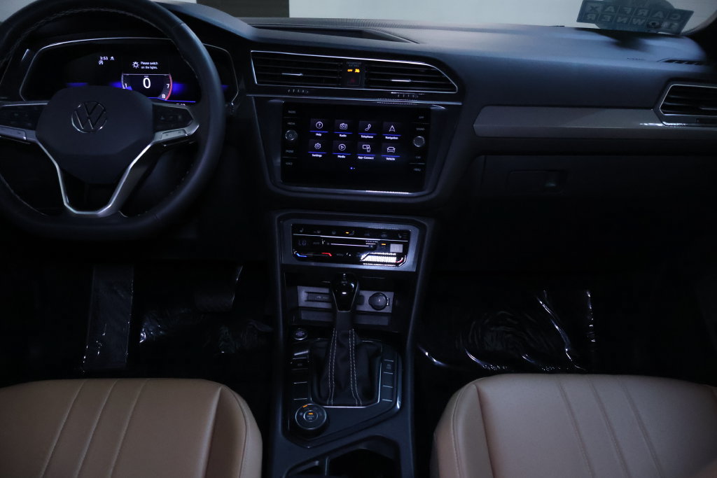 Used 2024 Volkswagen Tiguan SE w/ Panoramic Sunroof Package AWD/4WD image 19