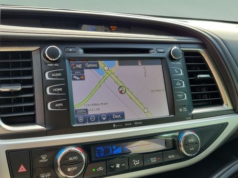 Used 2019 Toyota Highlander SE AWD/4WD image 17