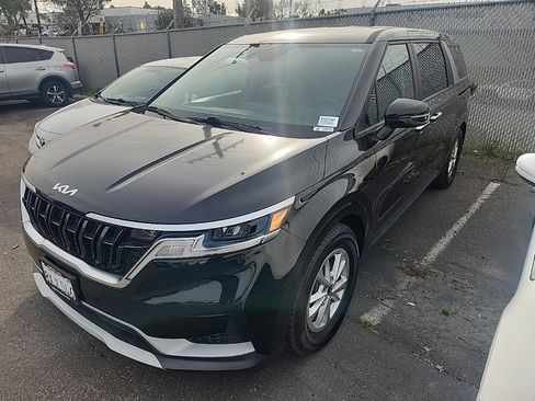 Used 2022 Kia Carnival LX image 3