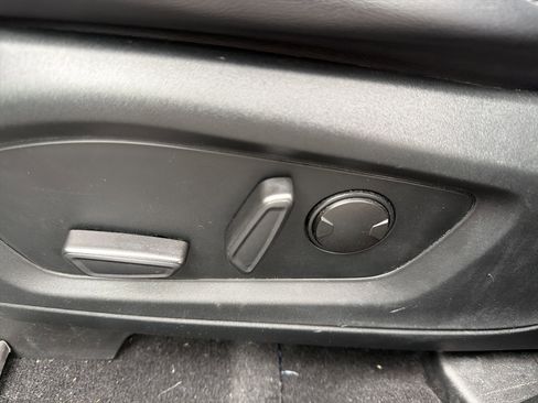 Used 2021 Ford Explorer XLT w/ Equipment Group 202A image 9