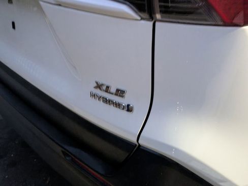 Used 2020 Toyota RAV4 XLE w/ Convenience Package image 8