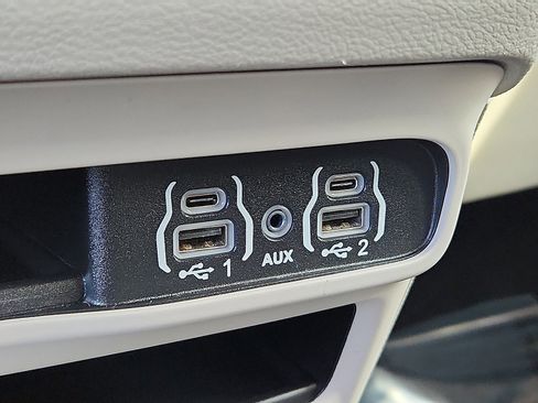 Used 2023 Chrysler Pacifica Touring-L image 19