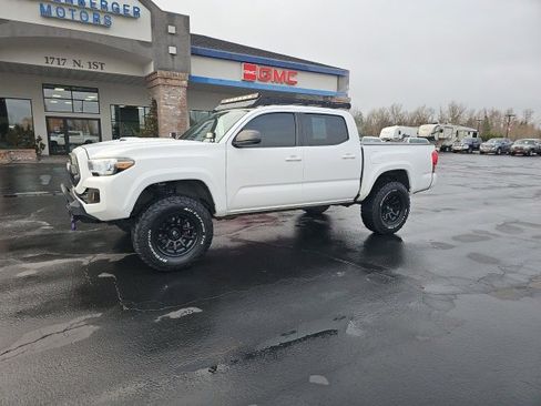 Used 2016 Toyota Tacoma TRD Sport image 32