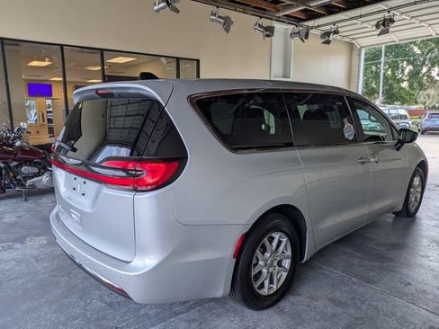 Used 2024 Chrysler Pacifica Touring-L FWD image 4