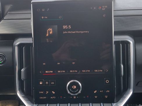 Used 2025 GMC Acadia Elevation image 17