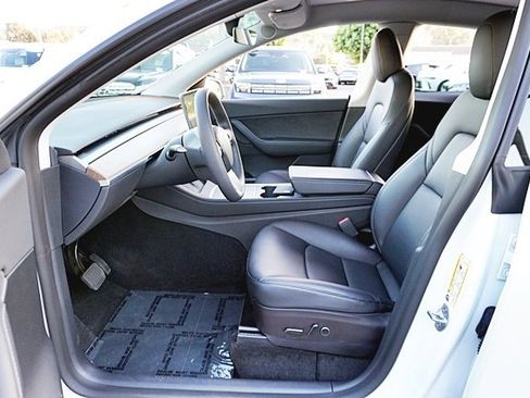 Used 2022 Tesla Model Y Long Range image 17