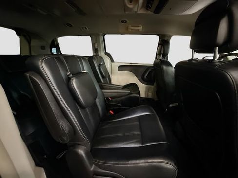 Used 2016 Chrysler Town & Country Touring w/ Driver Convenience Group image 29