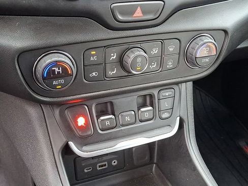Used 2019 GMC Terrain SLT w/ Preferred Package AWD/4WD image 11