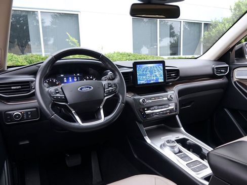 Used 2020 Ford Explorer Limited w/ Class III Trailer Tow Package RWD image 5