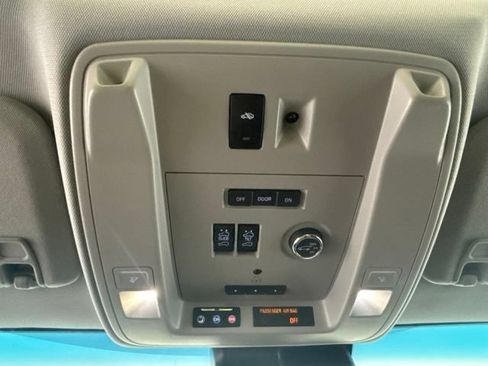 Used 2017 Cadillac Escalade ESV Luxury AWD/4WD image 19