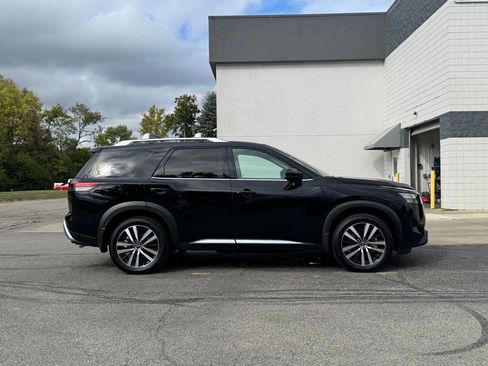 Used 2025 Nissan Pathfinder Platinum image 2