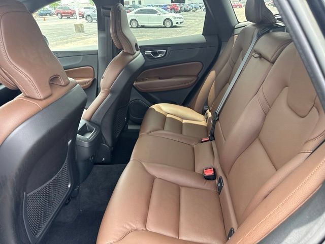 Used 2023 Volvo XC60 B5 Plus AWD/4WD image 10