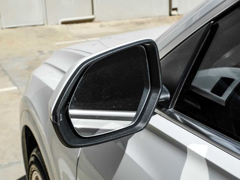 Used 2022 Audi Q8 Premium image 44