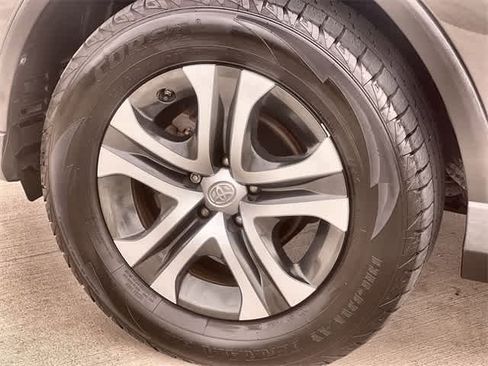 Used 2018 Toyota RAV4 LE image 9