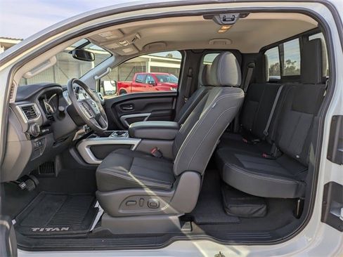 Used 2018 Nissan Titan SV w/ SV Convenience Package image 15