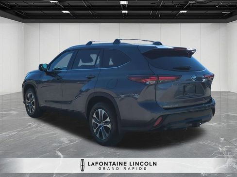 Used 2024 Toyota Highlander XLE image 3