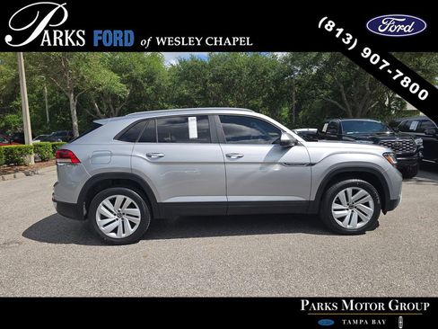 Used 2020 Volkswagen Atlas Cross Sport SE w/ Towing Package AWD/4WD image 3