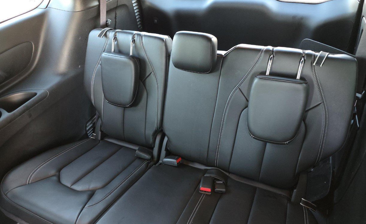 Used 2023 Chrysler Pacifica Touring-L w/ S Appearance Package FWD image 9
