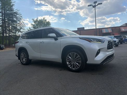 Used 2022 Toyota Highlander Platinum image 2