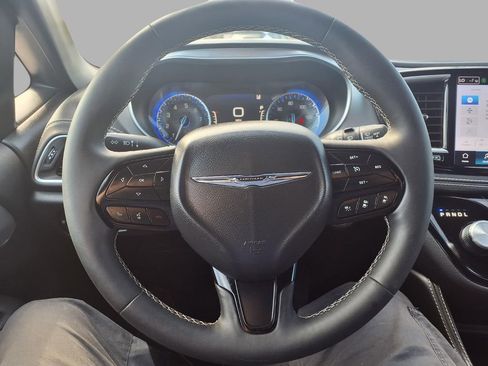 Certified 2025 Chrysler Pacifica Limited image 15