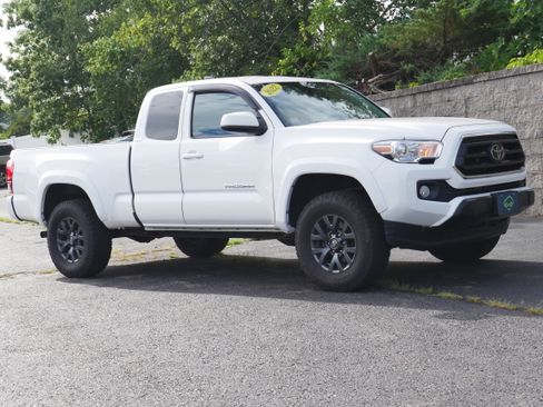 Used 2022 Toyota Tacoma SR5 AWD/4WD image 9