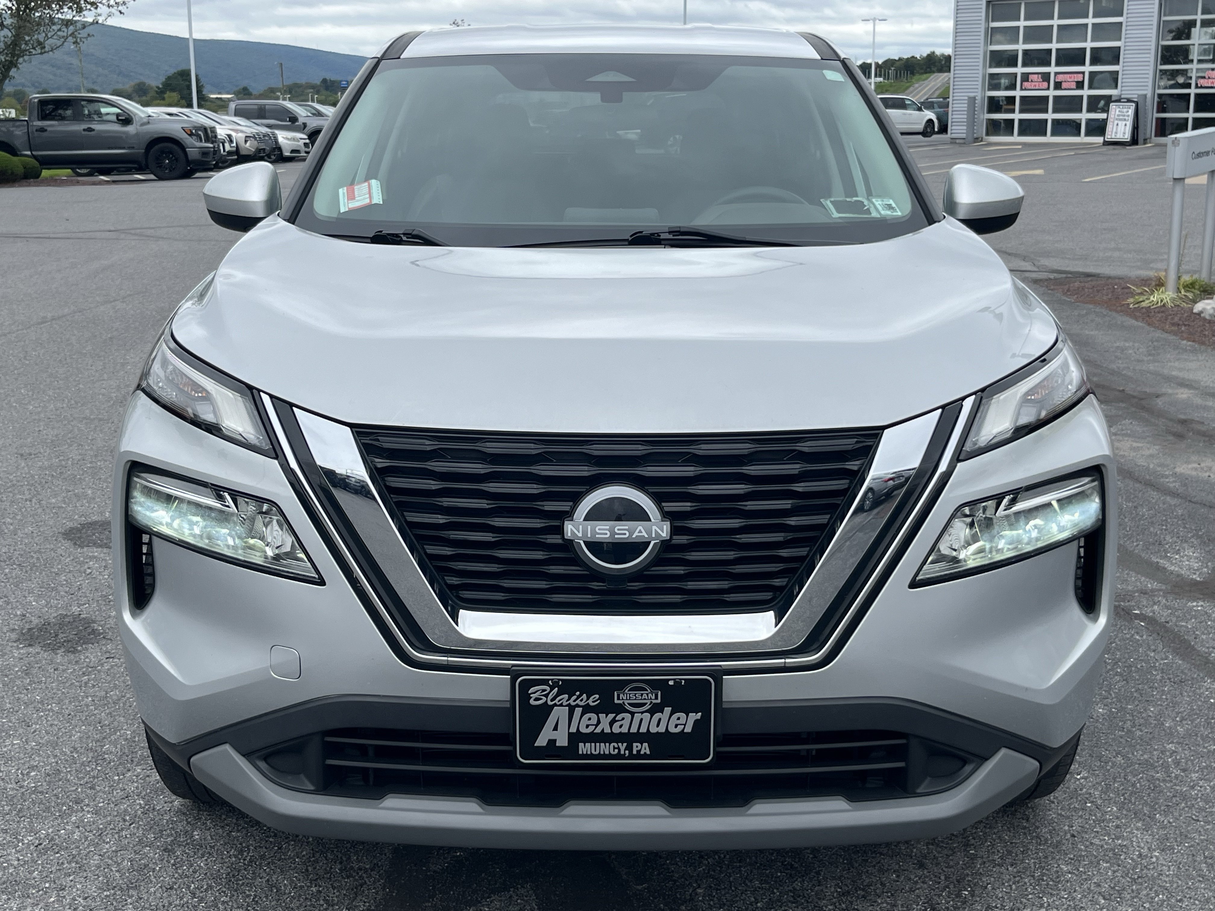 Used 2023 Nissan Rogue SV AWD/4WD image 11