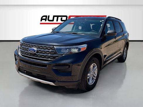 Used 2024 Ford Explorer XLT AWD/4WD image 3