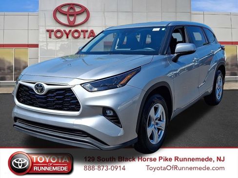 Certified 2025 Toyota Highlander LE FWD image 3