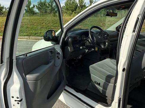 Used 2006 Dodge Grand Caravan SXT FWD image 9