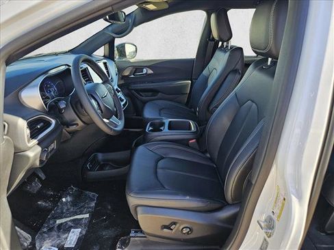 New 2025 Chrysler Voyager LX image 14