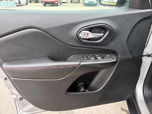 Used 2019 Jeep Cherokee Trailhawk AWD/4WD image 17