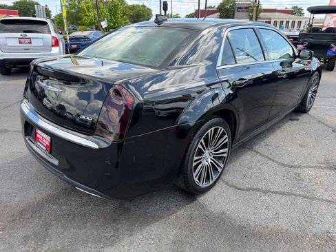 Used 2018 Chrysler 300 Touring L image 18