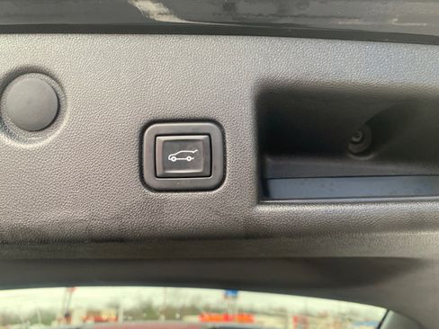 Used 2020 Chevrolet Equinox LT w/ Driver Convenience Package image 10