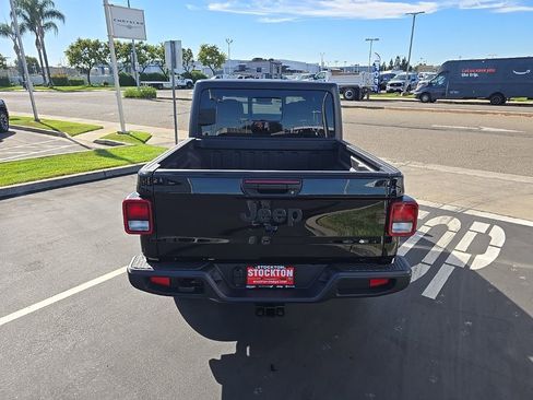 New 2025 Jeep Gladiator Sport image 12