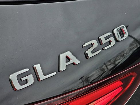 Used 2025 Mercedes-Benz GLA 250 image 12