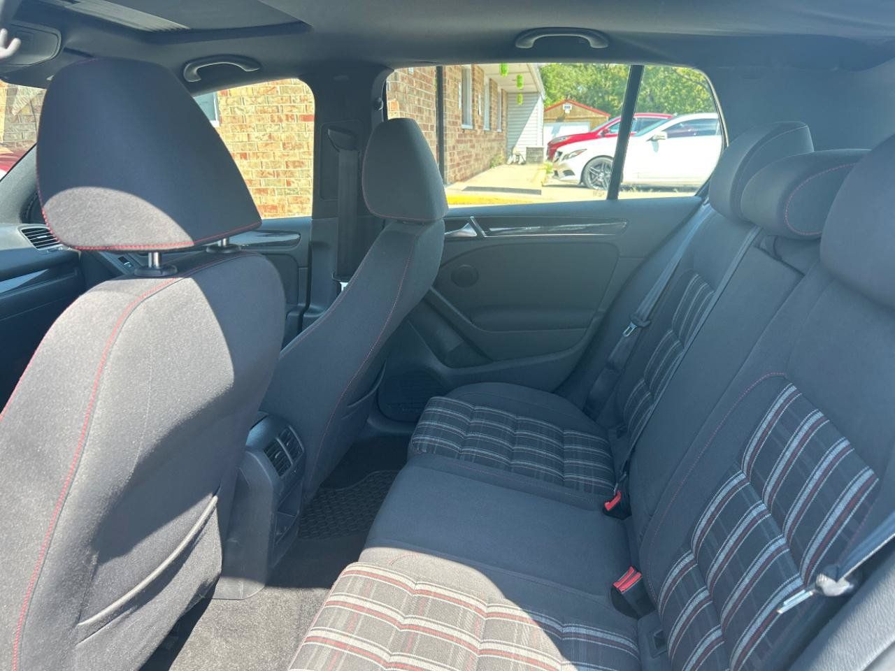 Used 2011 Volkswagen Golf 4-Door FWD image 19