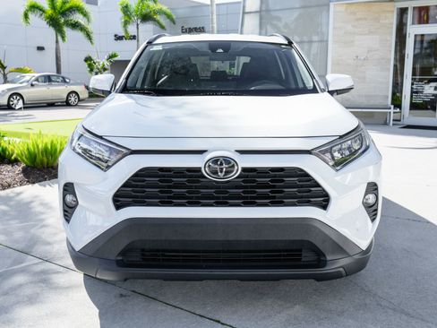 Used 2020 Toyota RAV4 XLE image 4