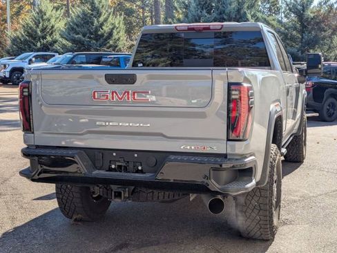 Used 2025 GMC Sierra 2500 AT4X image 3