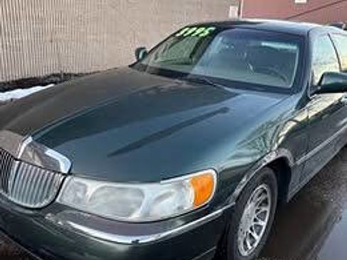 Used 2001 Lincoln Town Car Signature image 4