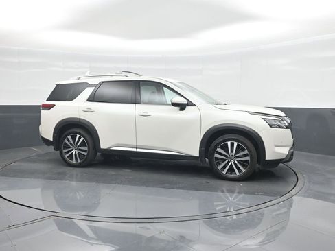 Used 2024 Nissan Pathfinder Platinum FWD image 11
