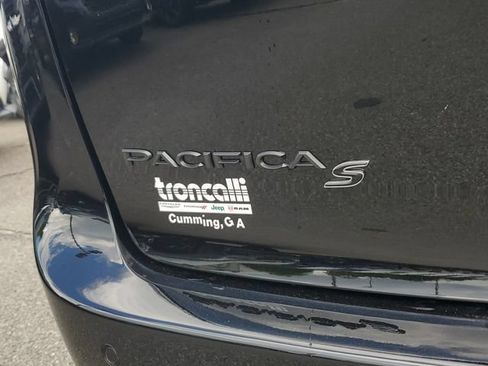 New 2027 Chrysler Pacifica Limited FWD image 8