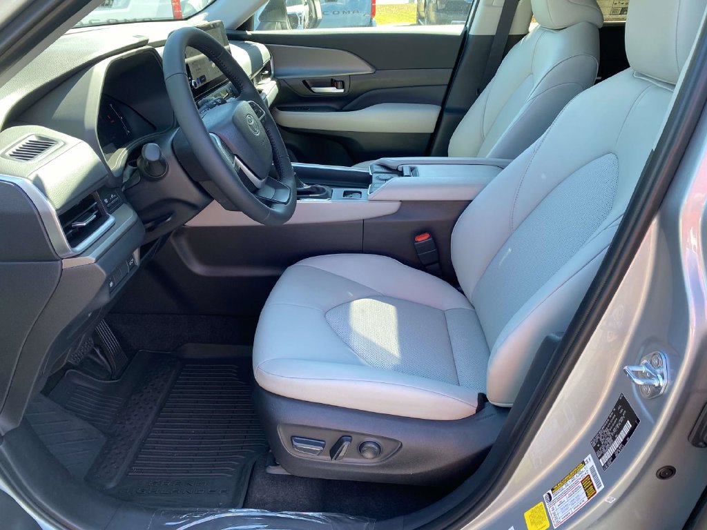 New 2026 Toyota Grand Highlander FWD image 12