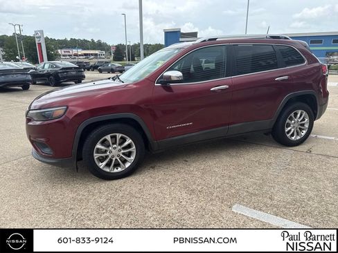 Used 2019 Jeep Cherokee Latitude w/ Popular Appearance Group FWD image 2